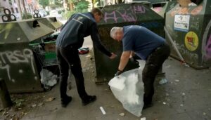 Zwei Waste Watcher der Stadtreinigung Hamburg während einer Kontrolle.