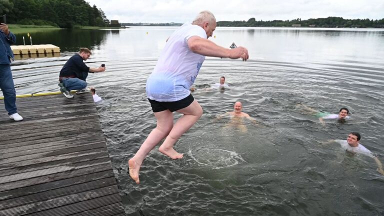 Derzeit erreichen nur 4 Prozent der Flüsse und 21 Prozent der Seen einen guten ökologischen Zustand. «Das ist zu wenig», findet Mecklenburg-Vorpommerns Umweltminister Till Backhaus.  Foto: Stefan Sauer/dpa