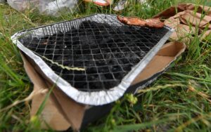 Der Absatz von Einweggrills hat stark zugenommen. (Archivbild)