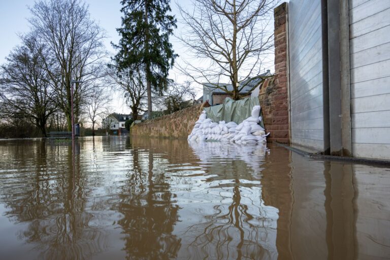 Das steigende Risiko von Hochwasser stelle die Bundesländer vor enorme Herausforderungen, heißt es. (Archivbild) Foto: Harald Tittel/dpa