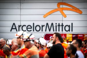 ArcelorMittal-Beschäftigte machten bei einer Kundgebung ihrem Ärger über die Zukunft des Werks Luft. (Archivbild)