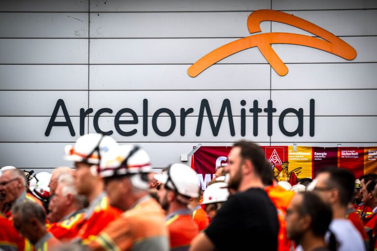 ArcelorMittal-Beschäftigte machten bei einer Kundgebung ihrem Ärger über die Zukunft des Werks Luft. (Archivbild) Foto: Sina Schuldt/dpa