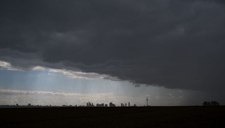 Regen, Regen, Regen: Der Juli war nass.  Foto: Arne Dedert/dpa