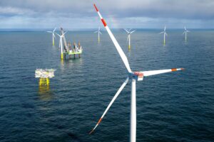 Der Energiekonzern One-Dyas will seine Erdgasförderplattform über ein zu verlegendes Seekabel mit Windstrom vom benachbarten Windpark Riffgat versorgen. (Archivbild)