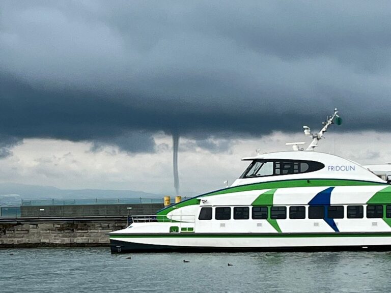 Die Wasserhose war nach Angaben des Deutschen Wetterdienstes etwa eine Stunde zu sehen.  Foto: Katamaran-Reederei Bodensee/dpa