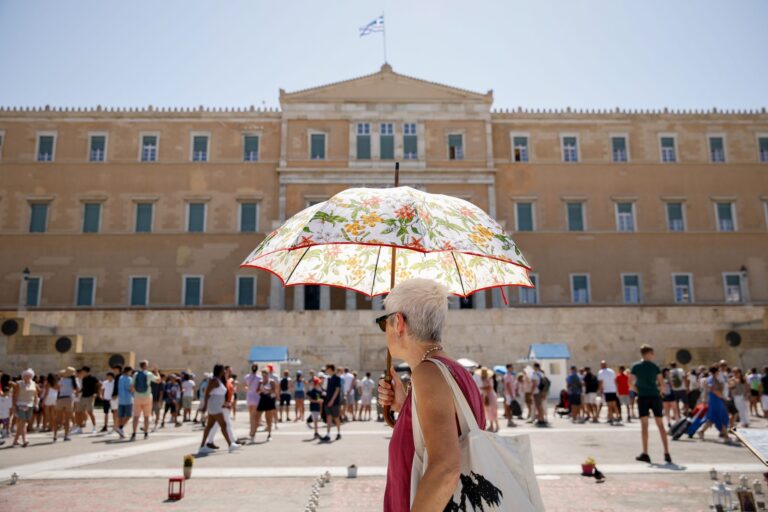 Athen: Bereits am Morgen über 30 Grad Foto: Socrates Baltagiannis/dpa