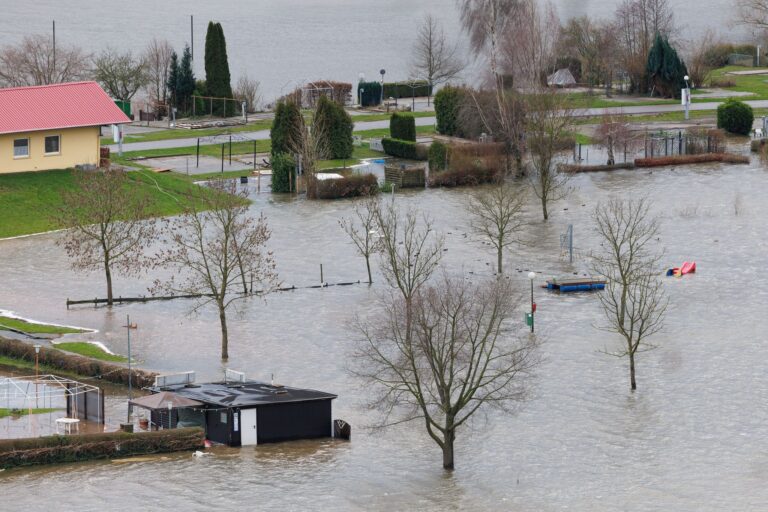 Nordrhein-Westfalen gehört nach einer Bewertung der Deutschen Umwelthilfe (DUH) zu den Bundesländern mit einem besonders hohen Risiko für schwere Schäden durch ein Jahrhunderthochwasser. (Symbolbild) Foto: Friso Gentsch/dpa