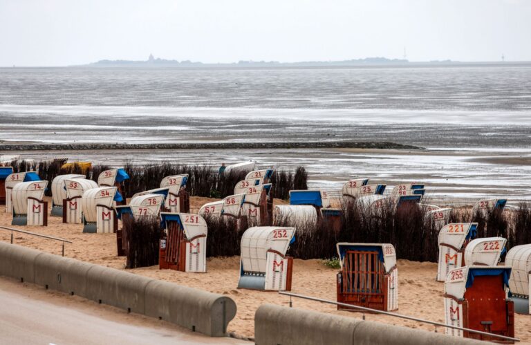 Grauer Himmel über der Nordsee ließ im Juli kaum Urlaubsstimmung aufkommen. (Archivfoto) Foto: Focke Strangmann/dpa