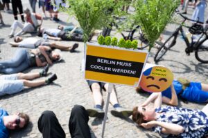 Als Warnung vor den möglichen Folgen des Klimanwandels legten sich etliche Demonstranten am Pariser Platz wie tot auf den Boden.