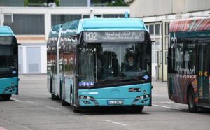 Der Wasserstoff-Gelenkbus hat eine Reichweite von rund 350 Kilometern und kann innerhalb von 20 Minuten an einer Wasserstofftankstelle betankt werden.