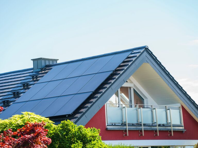 Besitzer privater Solaranlagen müssen teilweise monatelang auf ihre Einspeisevergütung warten. Die Eon-Tochtergesellschaft Westnetz bittet betroffene Kunden auf ihrer Homepage um «Entschuldigung für die längere Bearbeitungsdauer». (Archivbild) Foto: Andreas Arnold/dpa