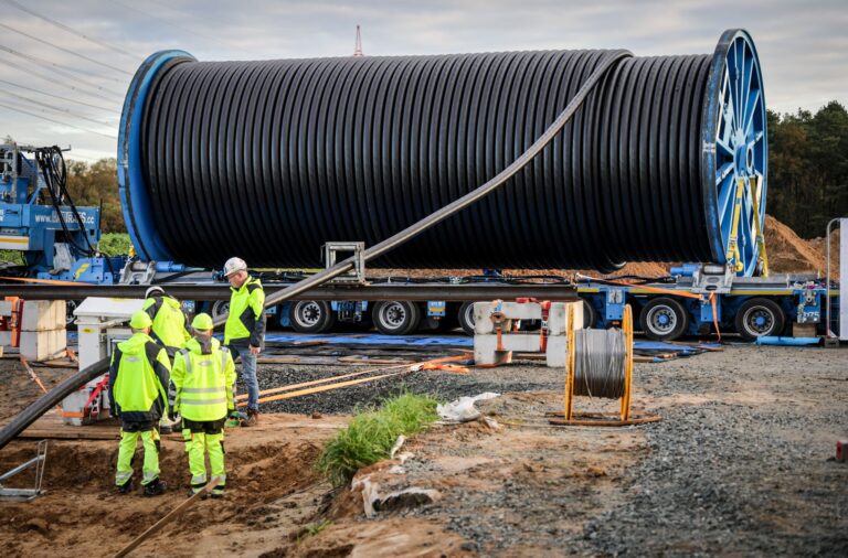 Die Stromtrasse Suedlink soll Strom aus Erneuerbaren Energien von Norddeutschland in den Süden transportieren. (Archivbild) Foto: Focke Strangmann/dpa