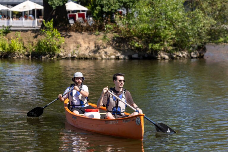 Die Lahn ist ein beliebtes Revier für Kanufahrer und andere Wassersportler.  Foto: Christian Lademann/dpa