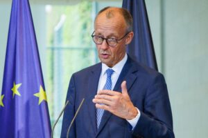 Merz will keine strengeren CO2-Regeln für Dienstwagen.
