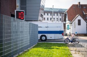 Ein Gefangenentransporter fährt in die Justizvollzugsanstalt Werl. Bald soll es auch elektrisch betriebene Transporter geben. (Archivbild)