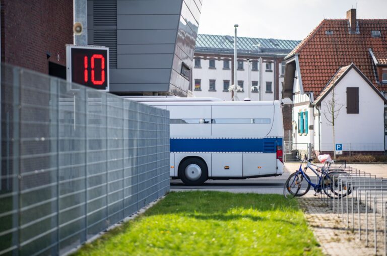 Ein Gefangenentransporter fährt in die Justizvollzugsanstalt Werl. Bald soll es auch elektrisch betriebene Transporter geben. (Archivbild) Foto: Guido Kirchner/dpa