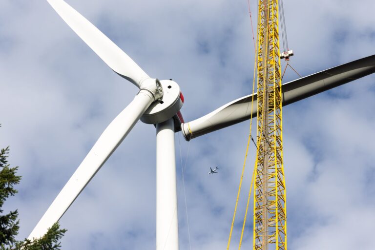 Beim Bau neuer Windräder kommt Baden-Württemberg nur langsam voran - bei den Genehmigungsanträgen gab es dagegen in letzter Zeit einen großen Sprung. (Archivbild) Foto: Philipp von Ditfurth//dpa