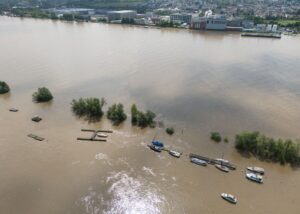 Das steigende Risiko von Hochwasser stelle die Bundesländer vor enorme Herausforderungen, heißt es. (Archivbild)