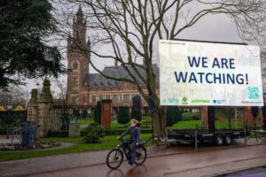 «We are Watching!» ist auf einem Plakat vor dem Internationalen Gerichtshof zu lesen: Das höchste UN-Gericht hat sich mit Klimaschutz befasst. (Archivbild)