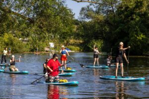 Vor allem an den Sommerwochenenden sind zahlreiche Wassersportler auf der Lahn unterwegs.