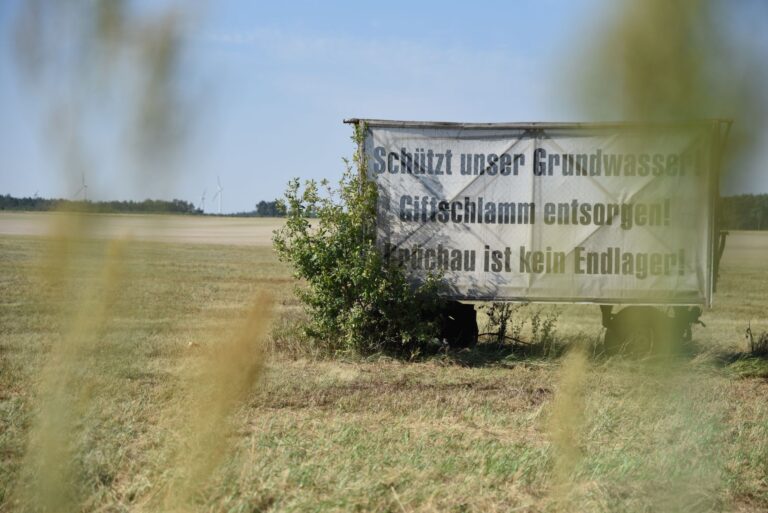 Seit Jahren protestieren Menschen in der Altmark gegen den Verbleib des giftigen Abfalls. (Archivbild) Foto: Simon Kremer/dpa