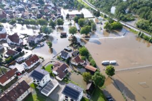 Das Risiko für Hochwasser wie hier im vorigen Sommer im oberbayerischen Reichertshofen ist laut der Deutschen Umwelthilfe in Bayern besonders groß. (Archivbild)