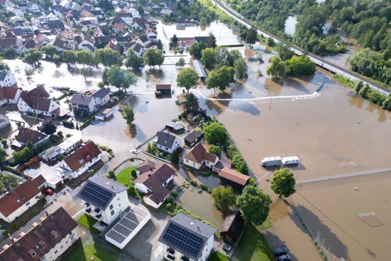 Das Risiko für Hochwasser wie hier im vorigen Sommer im oberbayerischen Reichertshofen ist laut der Deutschen Umwelthilfe in Bayern besonders groß. (Archivbild) Foto: Sven Hoppe/dpa