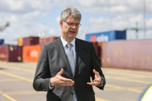 Die Bundesregierung will in den kommenden vier Jahren mit 400 Millionen Euro aus dem Klimafonds den klimafreundlichen Umbau von Häfen und Schiffen fördern, sagt Bundesverkehrsminister Patrick Schnieder (CDU).