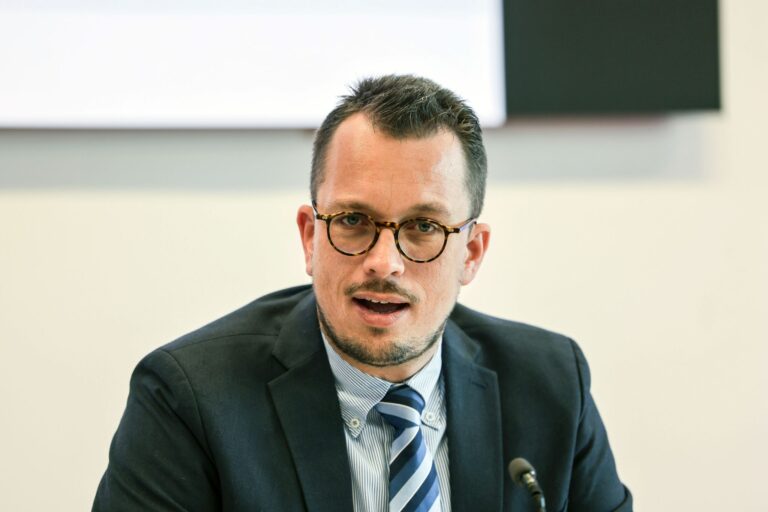 Alexander Kilimann bestätigte die Durchsuchungen beim Betreiber eines Wasserkraftwerks an der Agger. (Archivbild) Foto: Oliver Berg/dpa