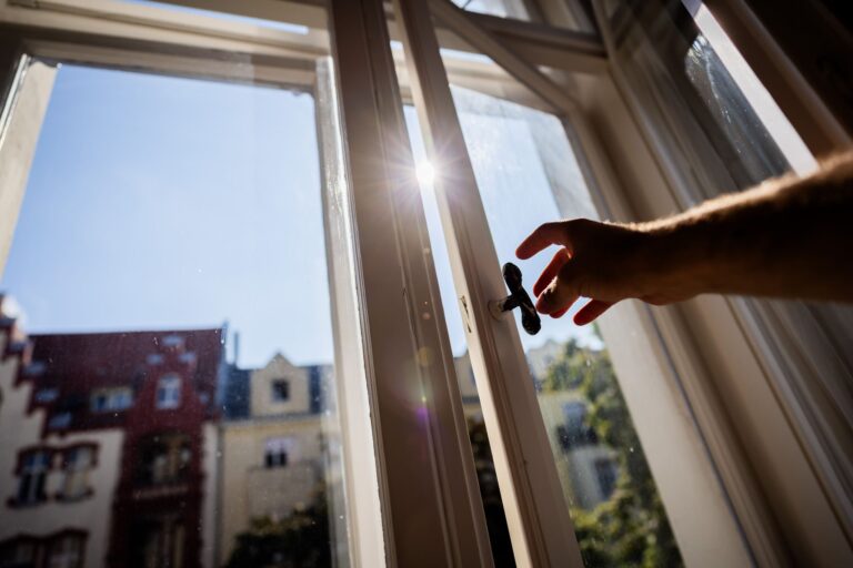 Auch in scheinbar sauberer Raumluft schweben winzige Kunststofffasern – Lüften kann ihre Menge verringern. (Symbolbild) Foto: -/dpa
