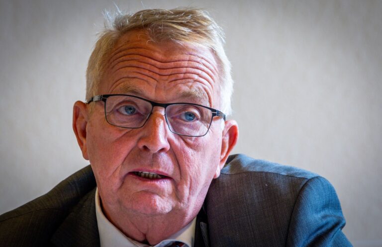Umweltminister Till Backhaus (SPD) wurde als Zeuge im Landtags-Untersuchungsausschuss angehört.    Foto: Jens Büttner/dpa