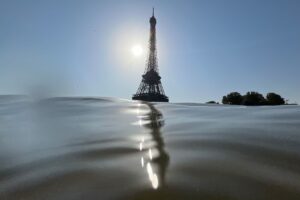 Eines der neuen Freibäder in der Seine ist nicht weit vom Eiffelturm entfernt (Archivbild).