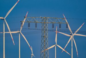 Windräder stehen still, wenn die Netze den Strom nicht aufnehmen können. Auch das verursacht Kosten, die der Verbraucher trägt. (Illustration)
