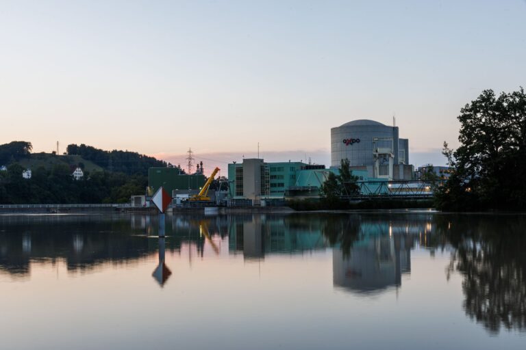 Wegen warmen Flusswassers ist das Schweizer AKW Beznau teils abgeschaltet worden. (Archivfoto) Foto: Philipp von Ditfurth/dpa