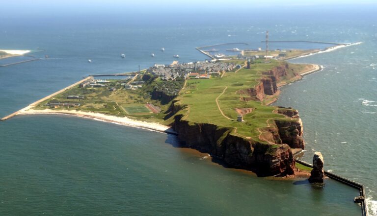 Das Havariekommando entdeckte am Donnerstagabend einen silbernen Ölfilm südwestlich von Helgoland. (Archivbild) Foto: Marcus Brandt/dpa