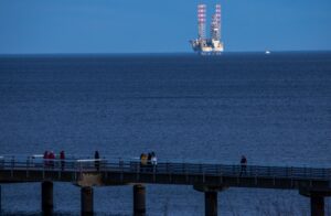 Im Rahmen von Erkundungen war um die Jahreswende eine Bohrplattform in der polnischen Ostsee auch vom deutschen Teil Usedoms sichtbar (Archiv).