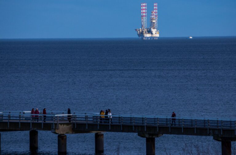 Im Rahmen von Erkundungen war um die Jahreswende eine Bohrplattform in der polnischen Ostsee auch vom deutschen Teil Usedoms sichtbar (Archiv). Foto: Jens Büttner/dpa