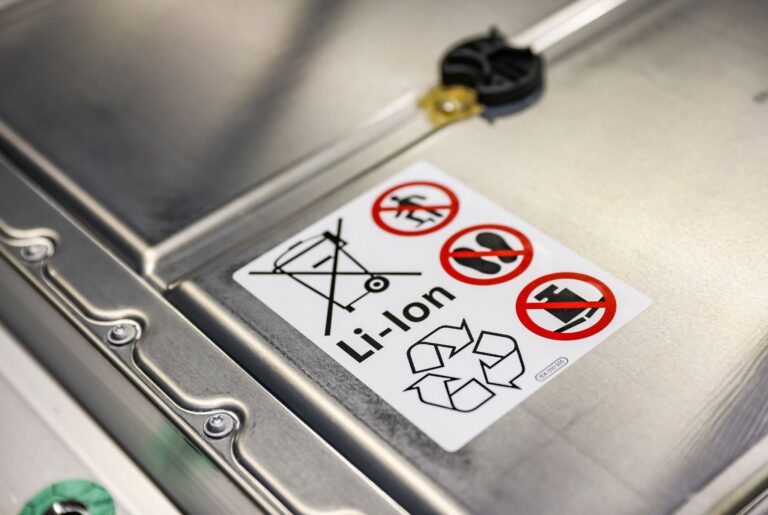 Der Rohstoff Lithium für Batterien soll künftig auch aus Rheinland-Pfalz kommen. (Symbolbild) Foto: Jan Woitas/dpa