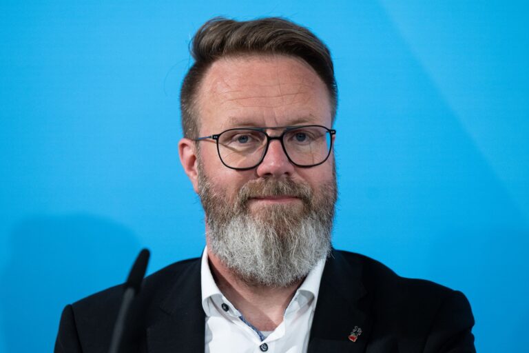Wirtschaftsminister Claus Ruhe Madsen (CDU) will bei der Munitionsbergung gemeinsam mit Mecklenburg-Vorpommern Pläne für ein Kompetenzzentrum erarbeiten. (Archivbild) Foto: Sven Hoppe/dpa