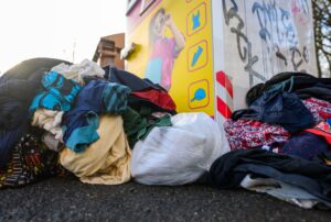 Wilde Müllkippen neben Altkleider-Containern sind in vielen Städten ein Problem.