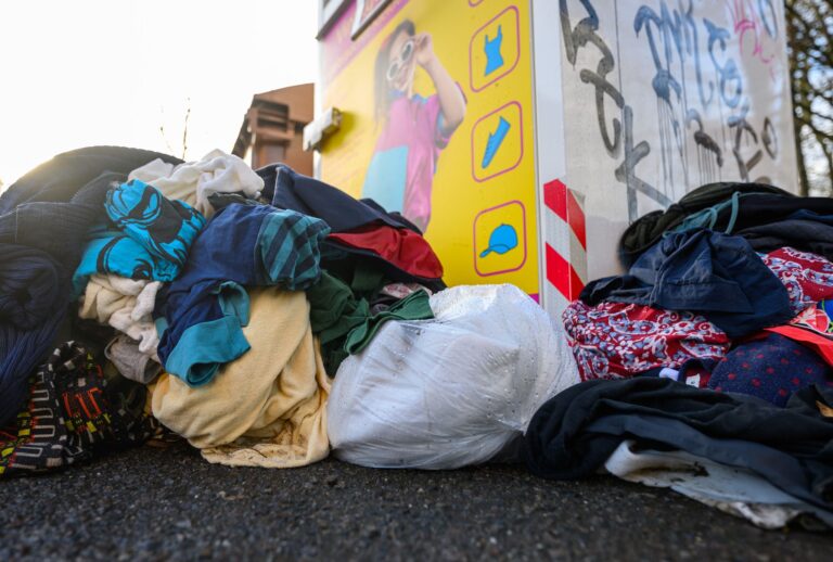 Wilde Müllkippen neben Altkleider-Containern sind in vielen Städten ein Problem.  Foto: Hendrik Schmidt/dpa