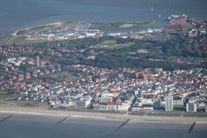 Die Buhnenfelder im Westen der ostfriesischen Insel werden mit neuem Sand aufgespült - so soll Norderney vor Sturmfluten geschützt bleiben. (Archivbild)