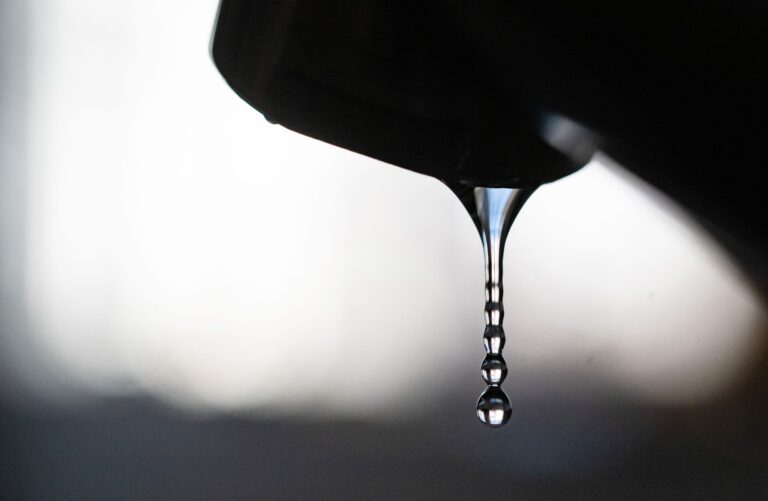 20250 könnte etwa die Hälfte der Städte und Gemeinden in Baden-Württemberg Schwierigkeiten bekommen, ihren Wasserbedarf an besonders heißen Tagen zu decken. (Symbolbild) Foto: Marijan Murat/dpa