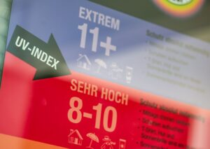 Übermäßige UV-Strahlung kann zu Sonnenbrand, einer beschleunigten Hautalterung und Hautkrebs führen. (Archivbild)