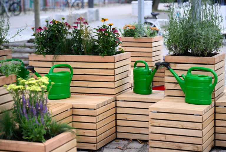 Sitzen im Schatten, Pflanzen und ein Trinkbrunnen: Das soll bei Hitze in der Öffentlichkeit helfen. Foto: Bernd von Jutrczenka/dpa