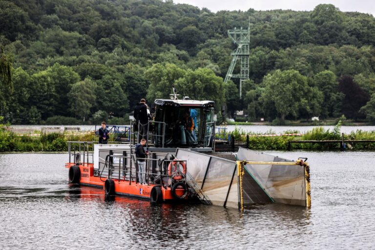 Ein neues Mähboot gegen die schnell wachsende Pflanze Elodea ist jetzt im Einsatz Foto: Oliver Berg/dpa