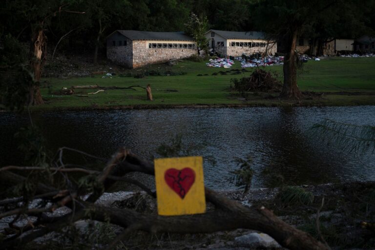 Für einige Hütten bestand einer Analyse zufolge ein extremes Überschwemmungsrisiko.  Foto: Eli Hartman/AP/dpa