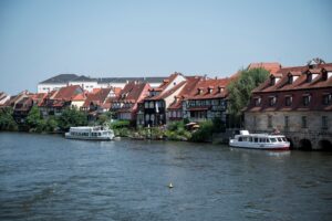 Aufgrund der niedrigen Wasserstände darf im Landkreis Bamberg derzeit kein Wasser mehr aus Flüssen entnommen werden. (Archivbild)