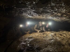 Die Höhlenforscher arbeiten sich durch den Schlamm in der Kluterthöhle voran.
