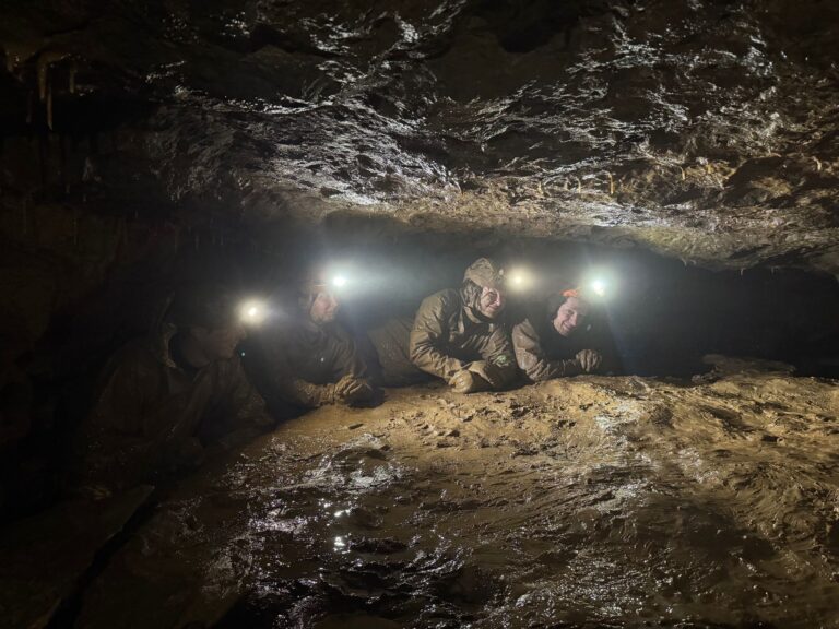 Die Höhlenforscher arbeiten sich durch den Schlamm in der Kluterthöhle voran. Foto: -/Arbeitskreis Kluterthöhle e.V./dpa